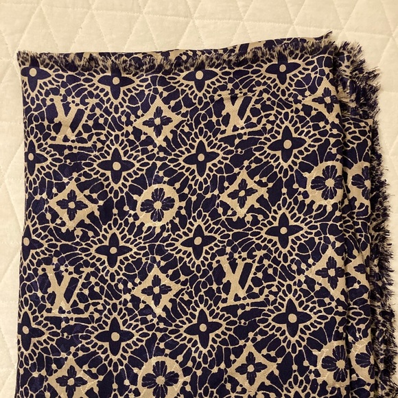 Louis Vuitton Shawl - Picture 1 of 5
